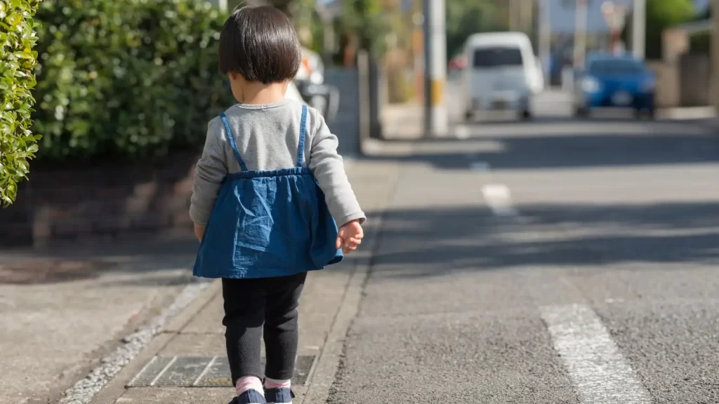 子供が歩いている画像