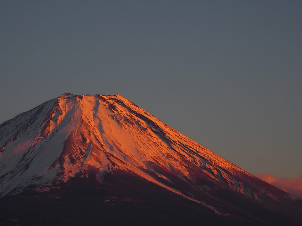 雲の隙間からドラマチックな夕陽の光が差し込む、壮大な夕暮れの風景