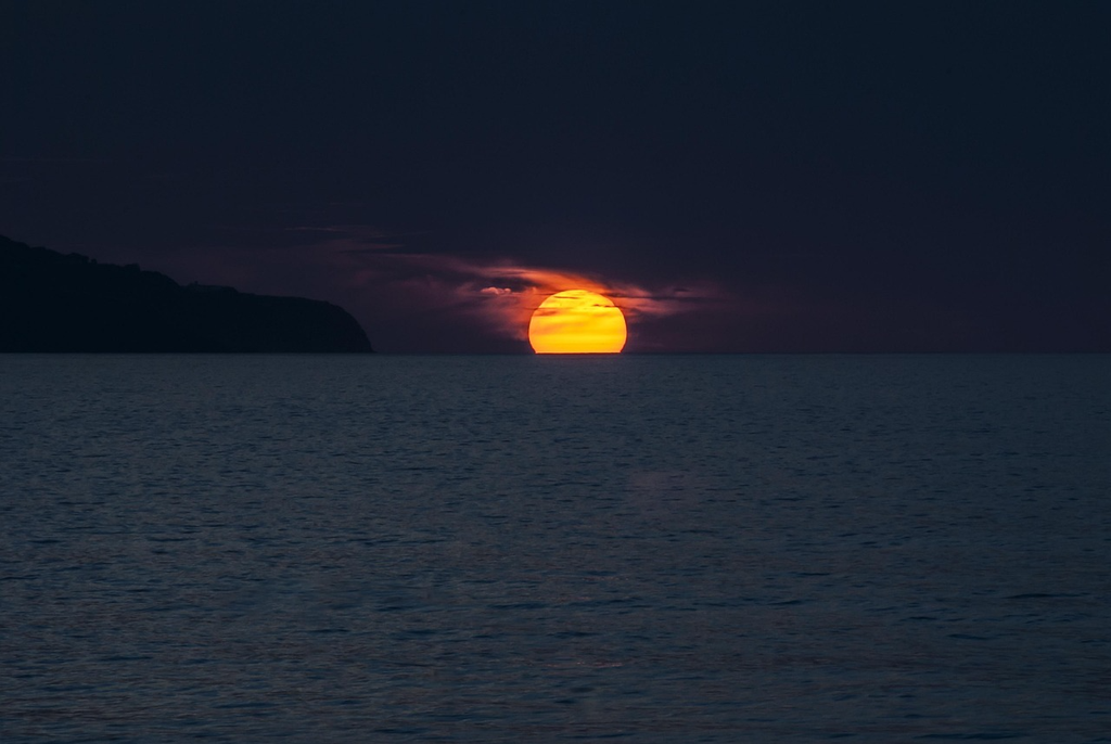 日没後のわずかな光が残り、藍色へと移り変わっていく静かな夕暮れの空